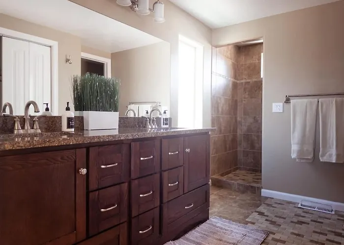 The Hideaway - 50 Mile Views Sleeps 8 Big Garage * Page